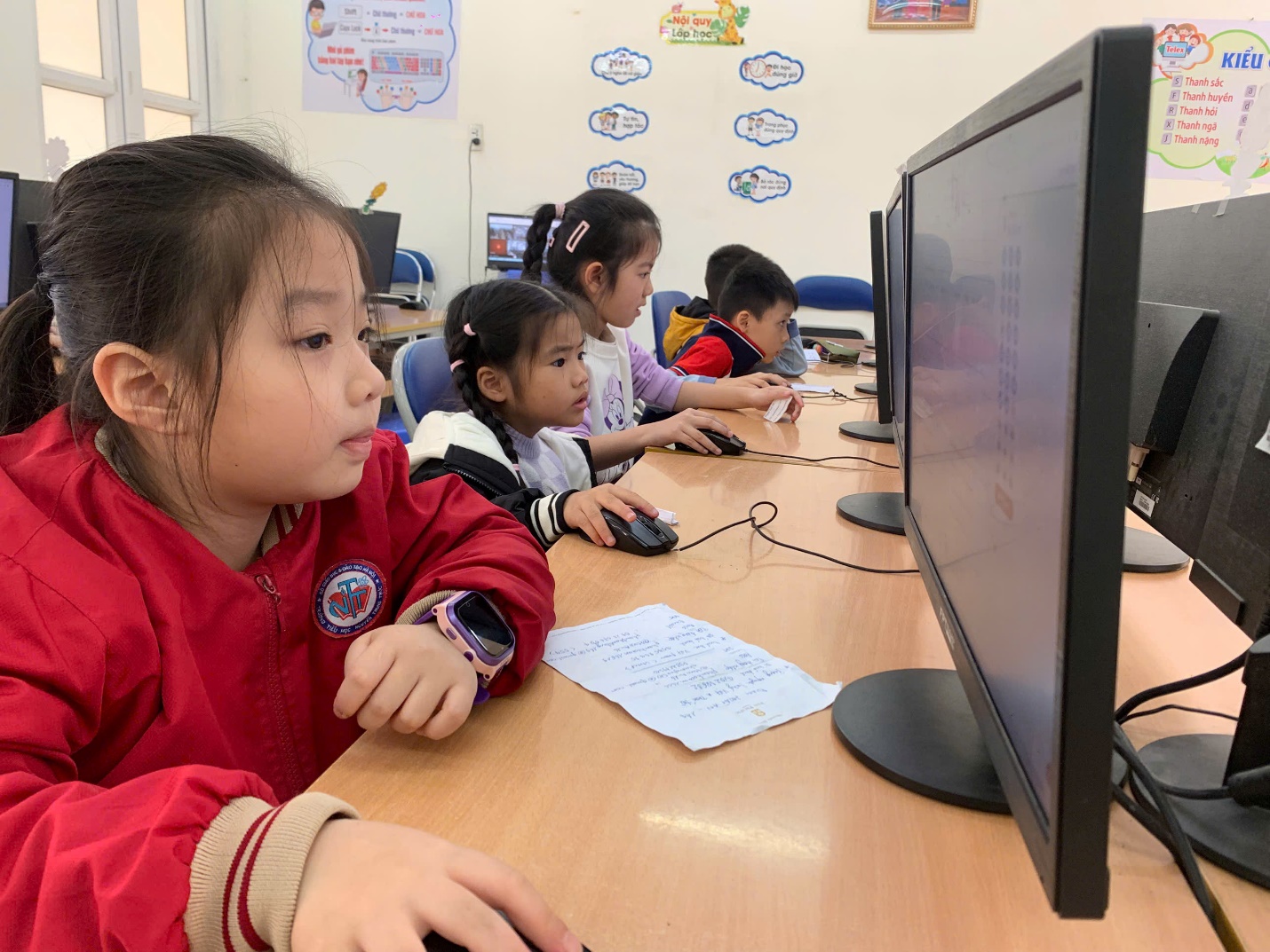 A group of children using computers

AI-generated content may be incorrect.