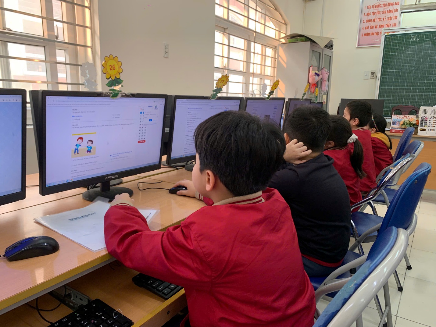 A group of kids sitting at a desk with computers

AI-generated content may be incorrect.