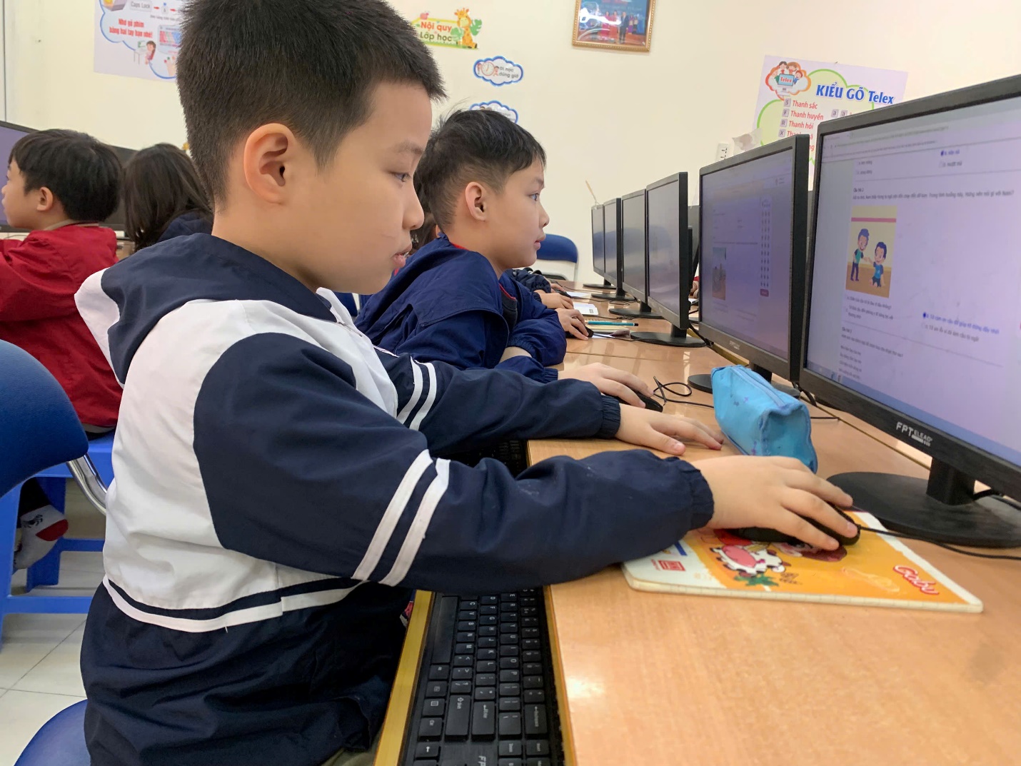 A group of kids using computers

AI-generated content may be incorrect.