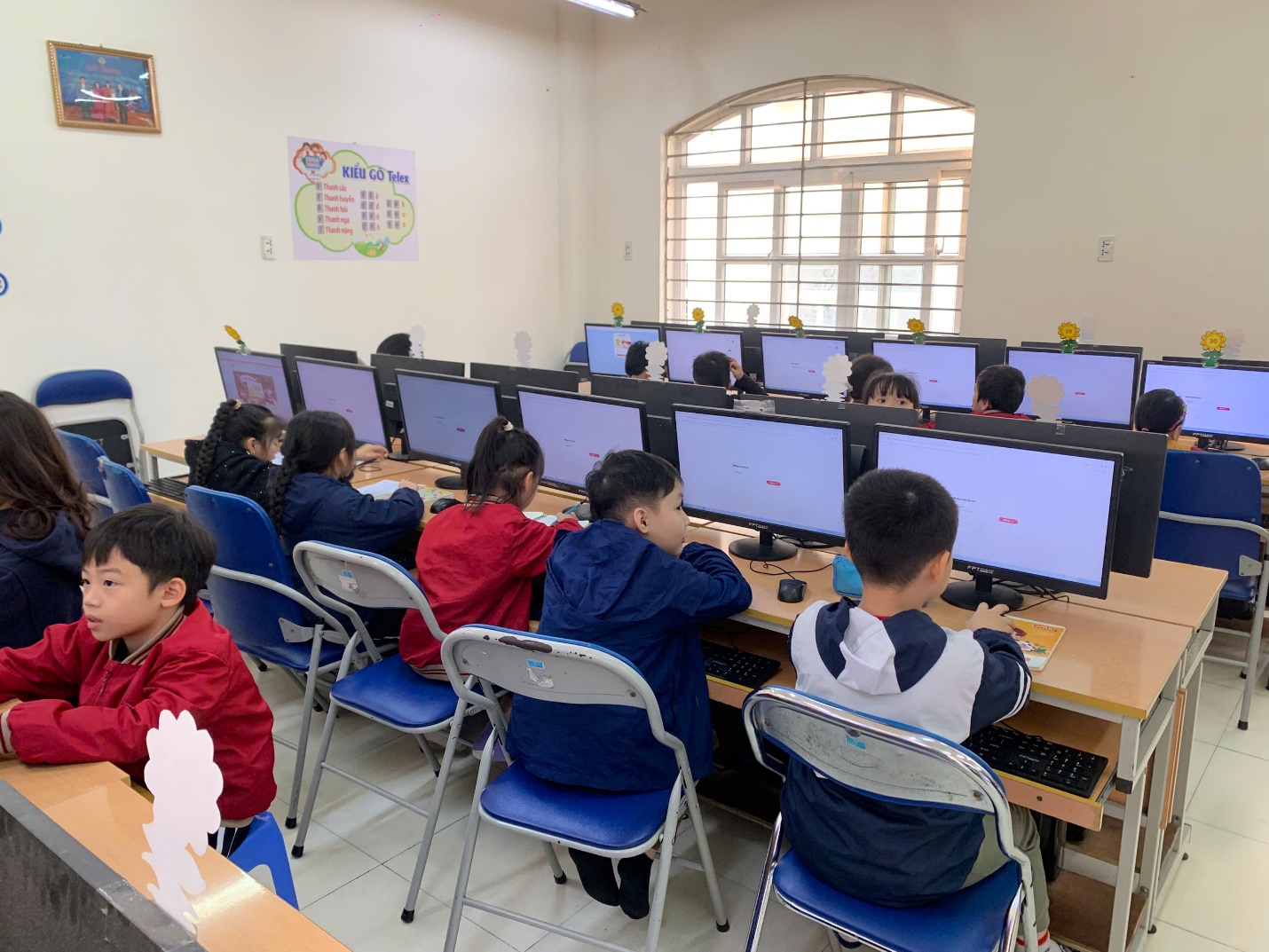 A group of children sitting at computers

AI-generated content may be incorrect.
