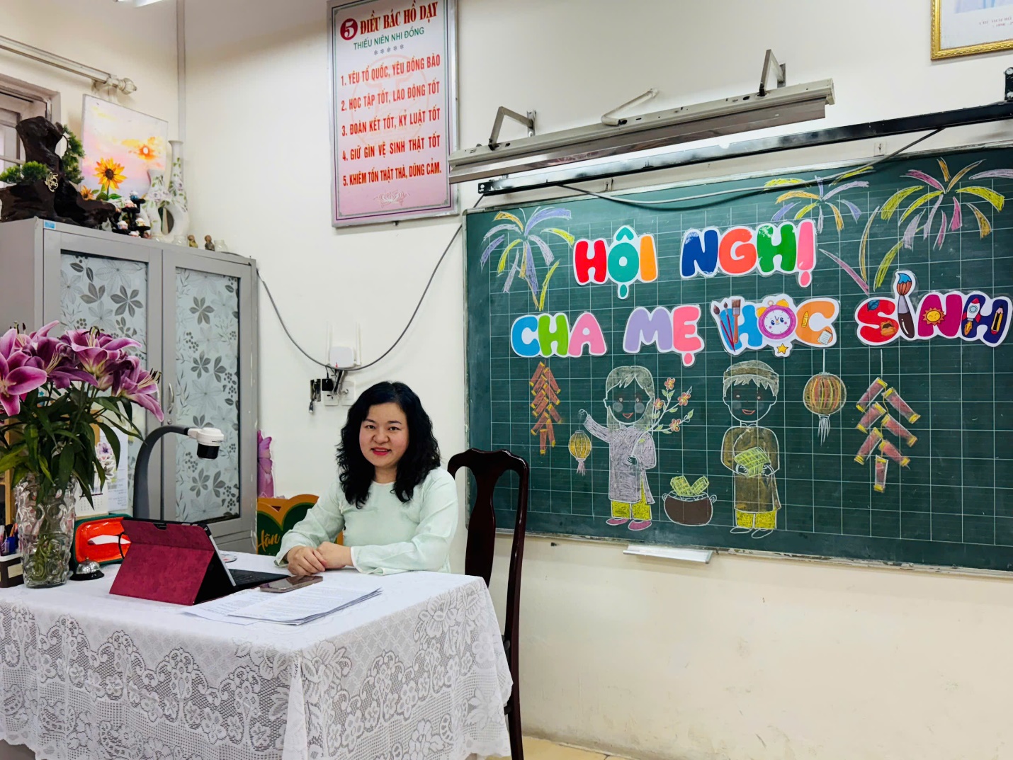 A person sitting at a table with a computer

AI-generated content may be incorrect.