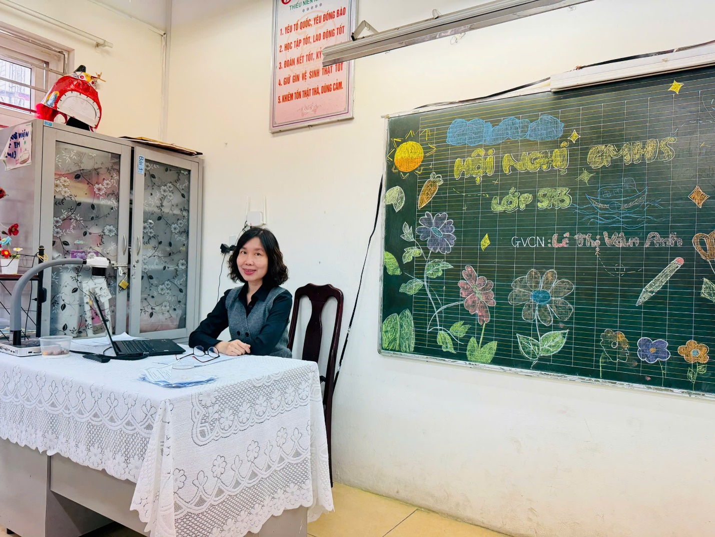 A person sitting at a desk in front of a chalkboard

AI-generated content may be incorrect.