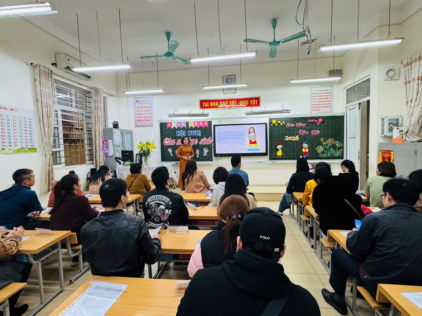 A group of people sitting in a classroom

AI-generated content may be incorrect.