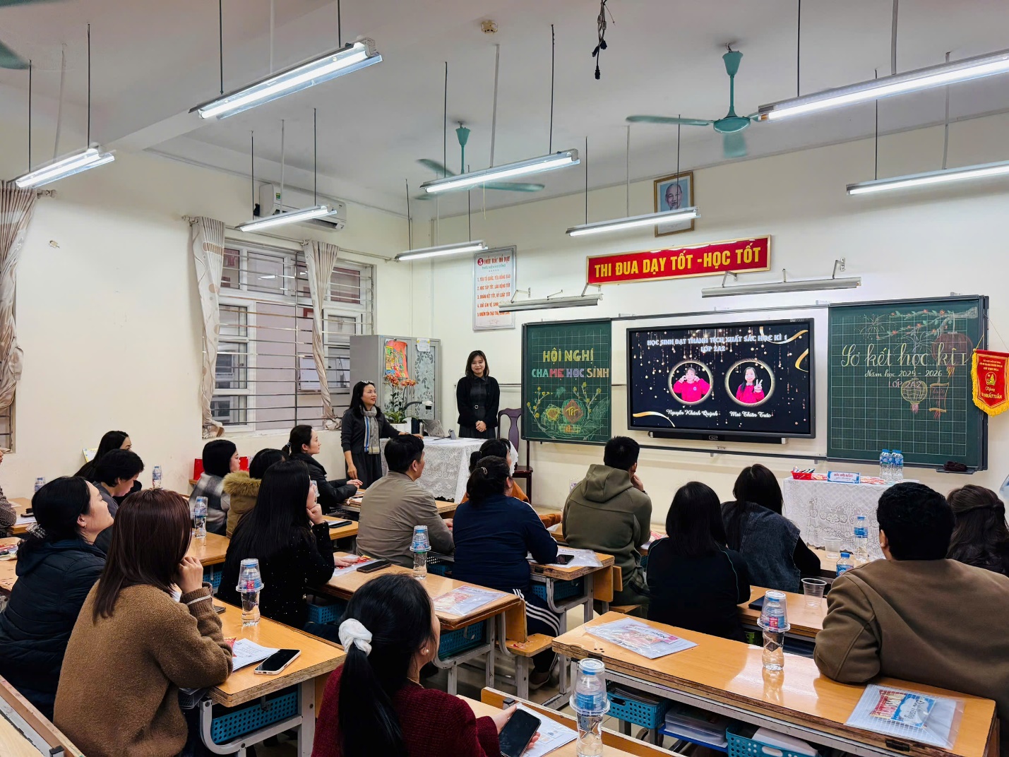 A group of people in a classroom

AI-generated content may be incorrect.