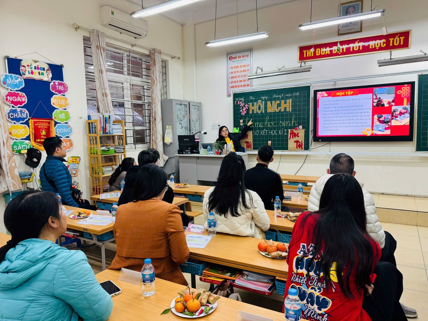 A group of people sitting at tables in a classroom

AI-generated content may be incorrect.