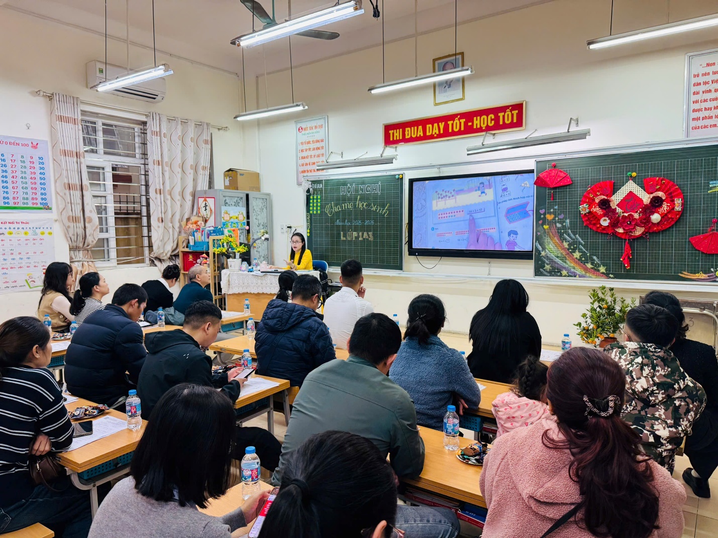 A group of people sitting in a classroom

AI-generated content may be incorrect.