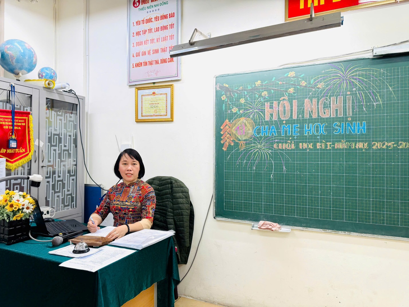 A person sitting at a desk

AI-generated content may be incorrect.