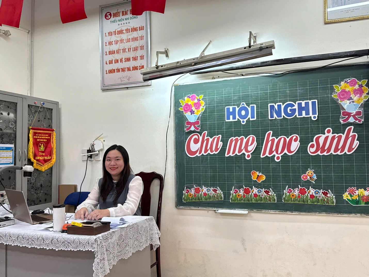 A person sitting at a desk in front of a chalkboard

AI-generated content may be incorrect.
