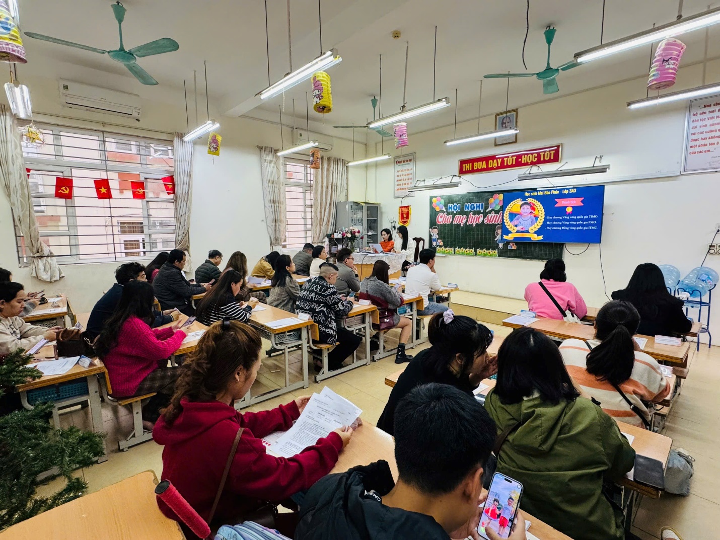 A group of people in a classroom

AI-generated content may be incorrect.