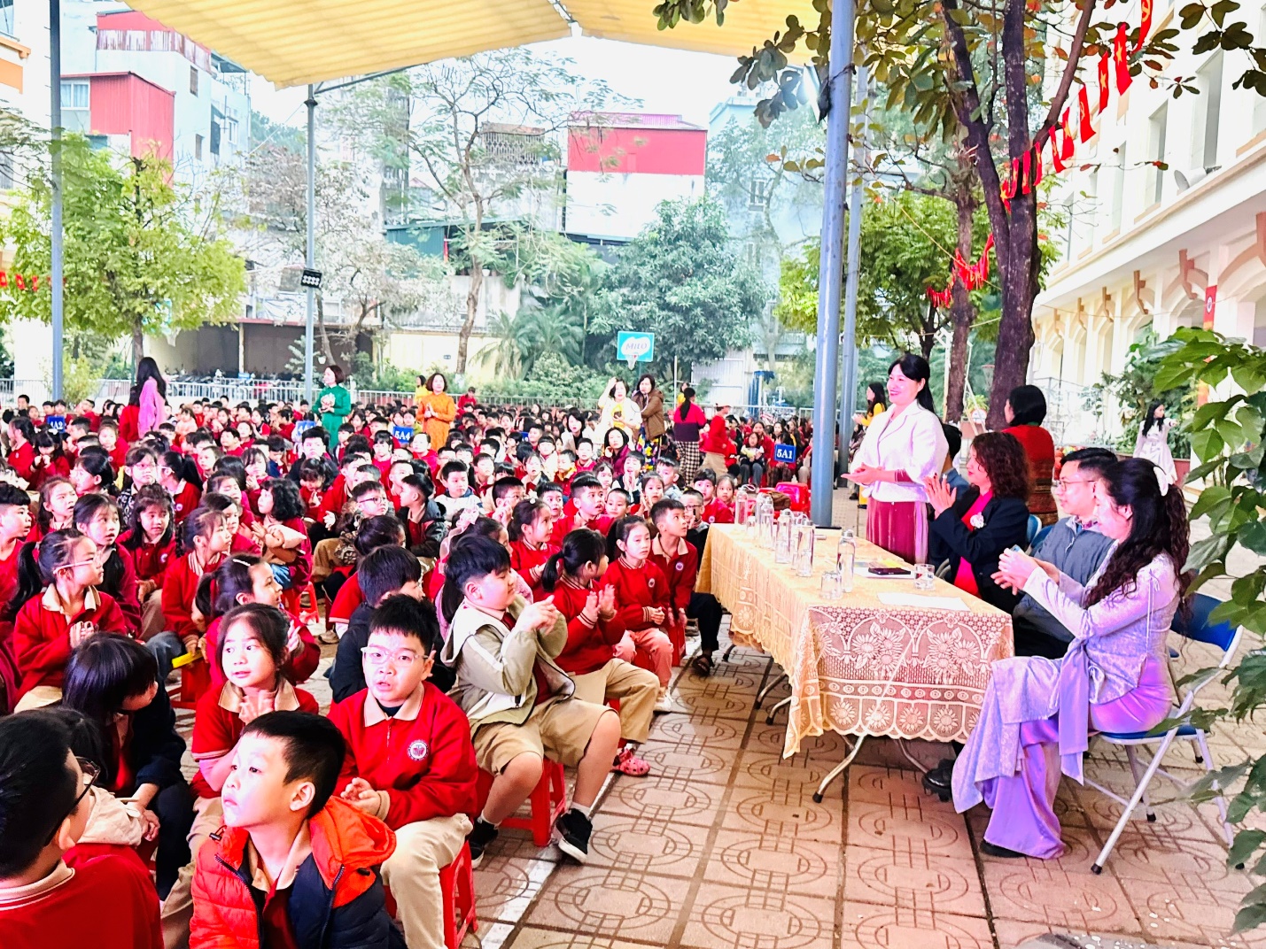 A group of people sitting on the ground

AI-generated content may be incorrect.