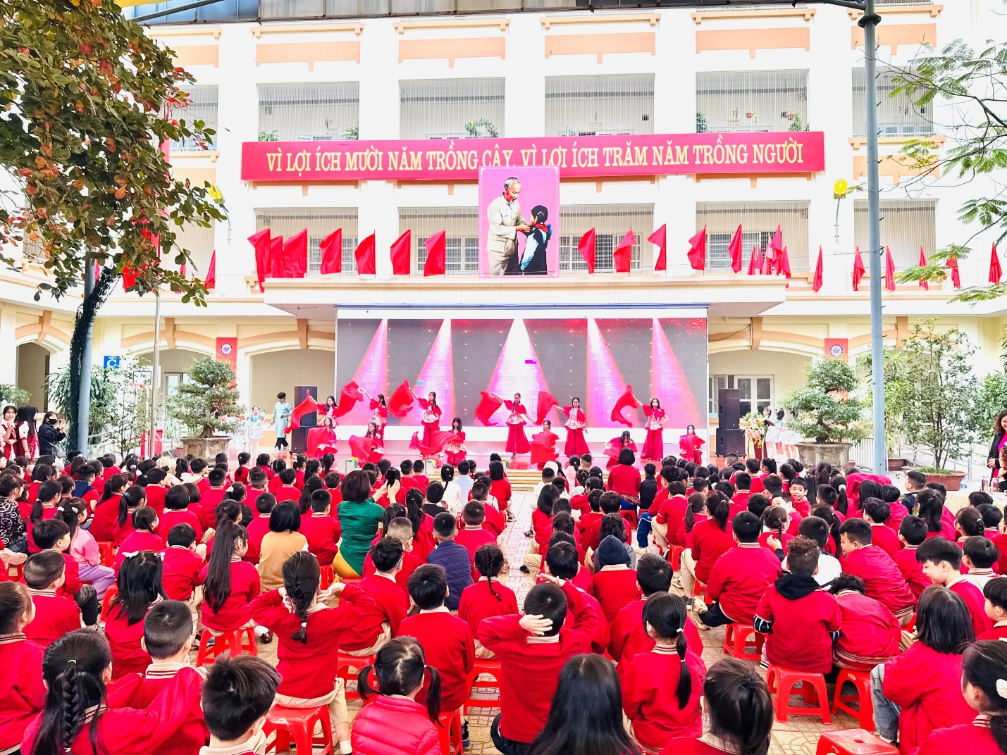 A group of people in red shirts

AI-generated content may be incorrect.