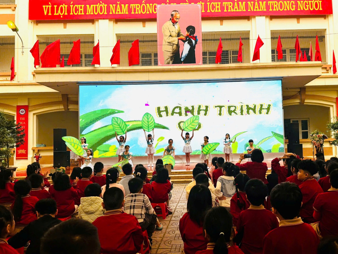 A group of people in a room with a large screen

AI-generated content may be incorrect.