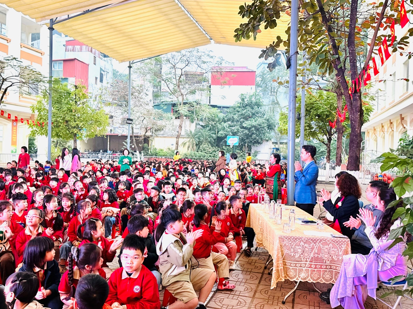 A group of people sitting on a patio

AI-generated content may be incorrect.
