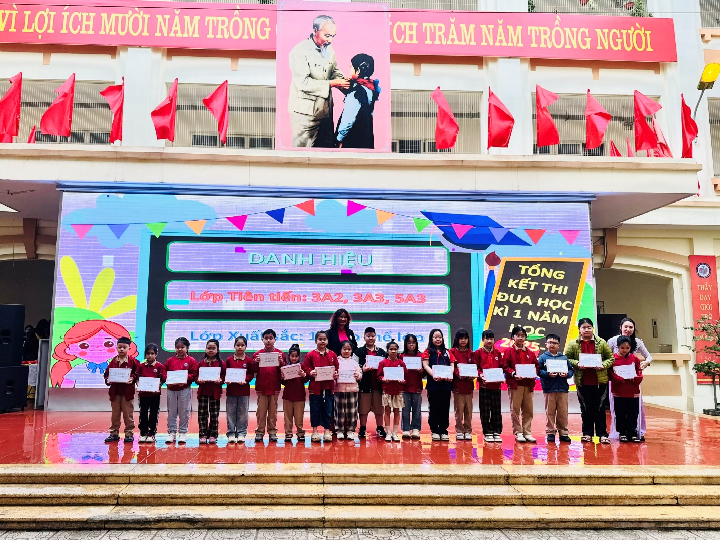 A group of children standing on a stage

AI-generated content may be incorrect.