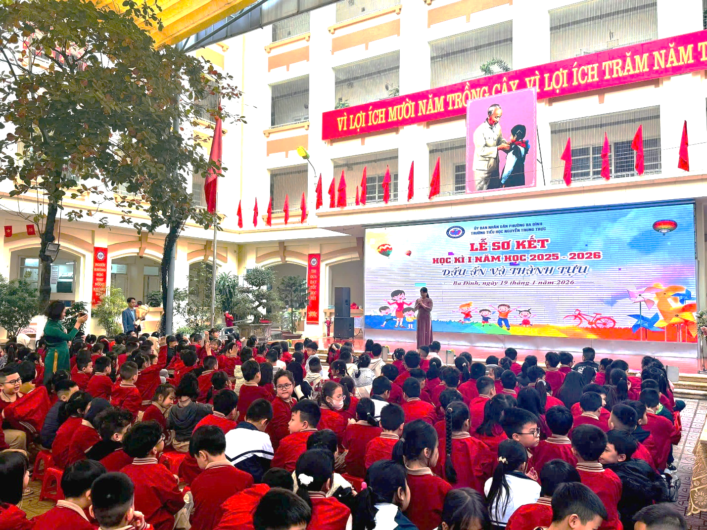 A group of people in red shirts

AI-generated content may be incorrect.