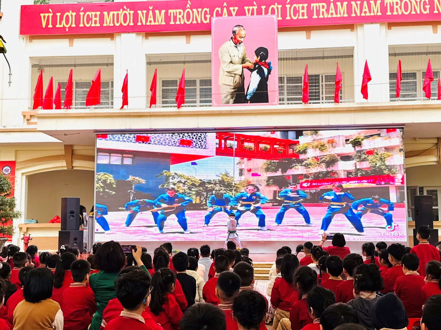 A group of people in a room with a large screen

AI-generated content may be incorrect.