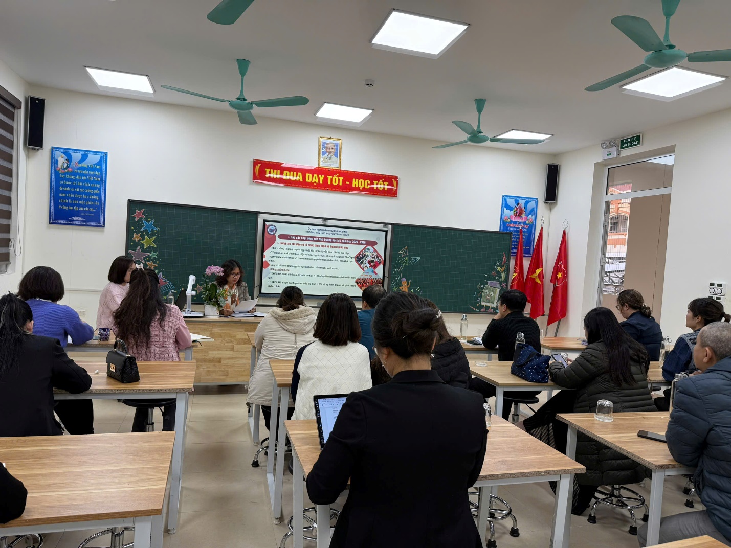 A group of people in a classroom

AI-generated content may be incorrect.