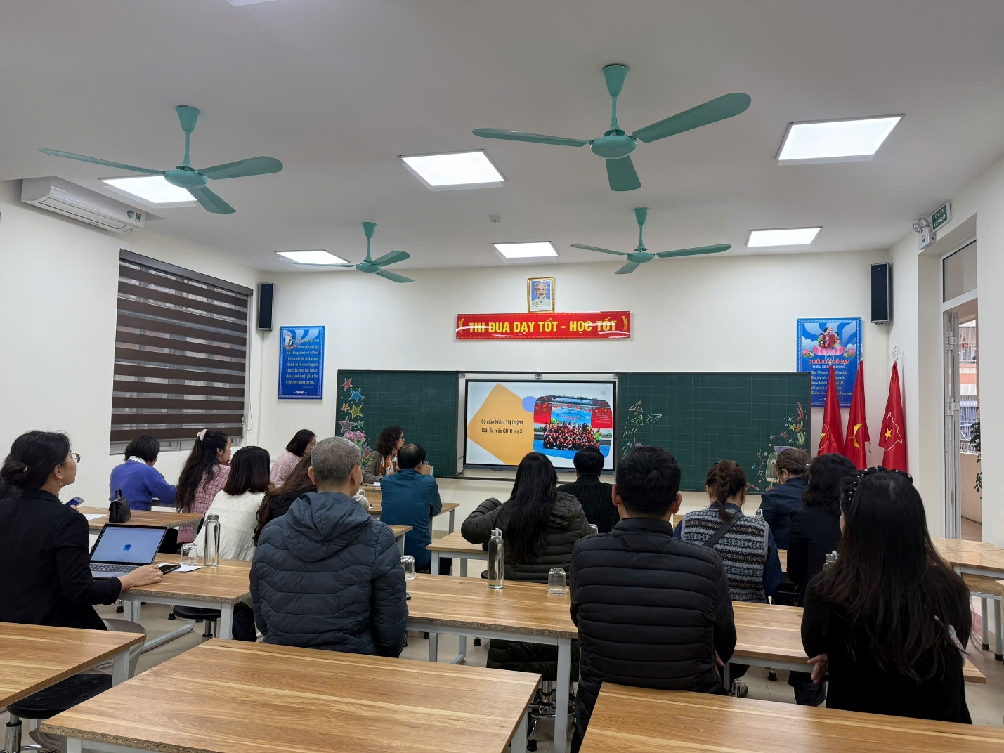 A group of people in a classroom

AI-generated content may be incorrect.