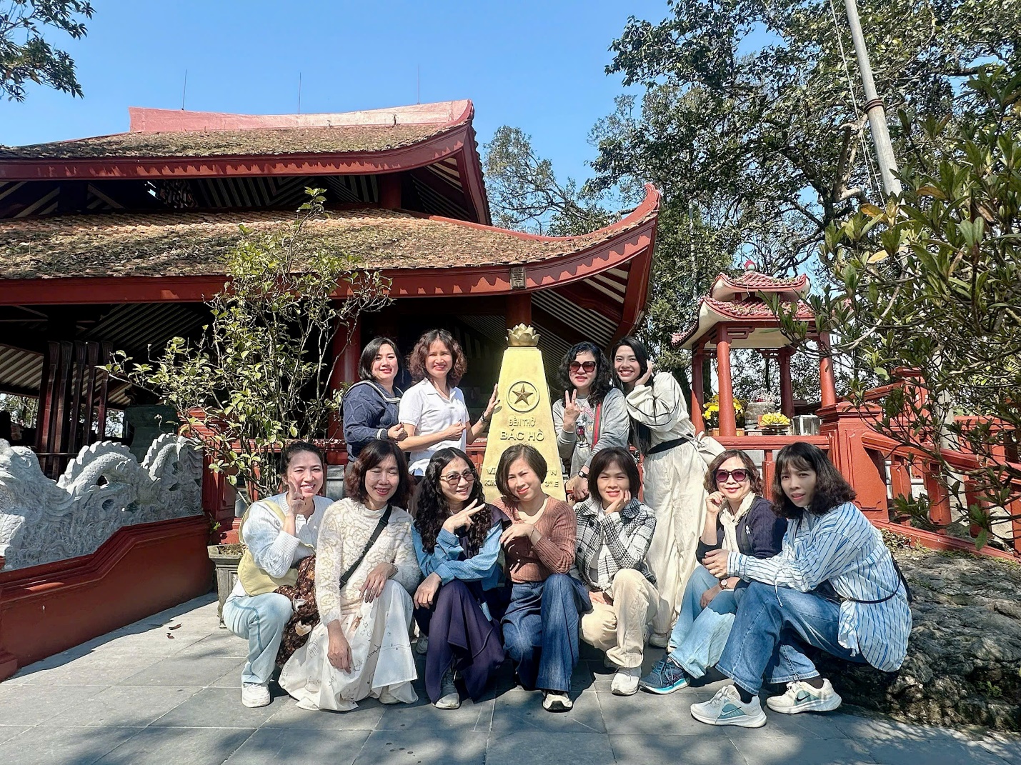 A group of people posing for a photo

AI-generated content may be incorrect.