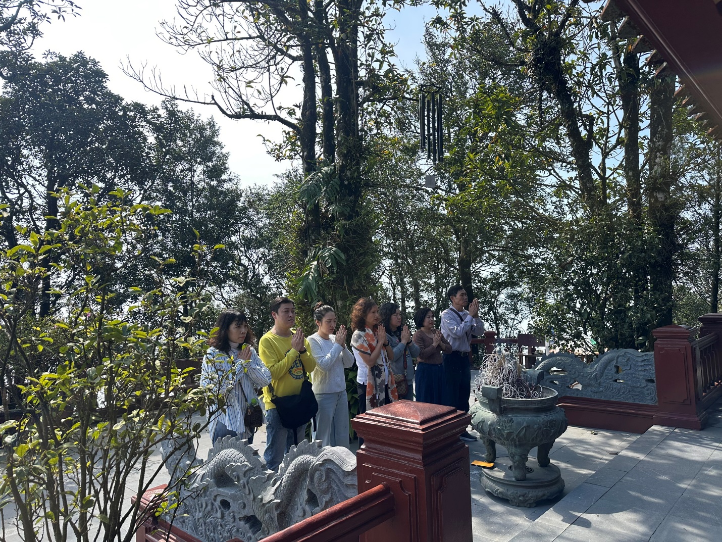 A group of people standing in a line

AI-generated content may be incorrect.