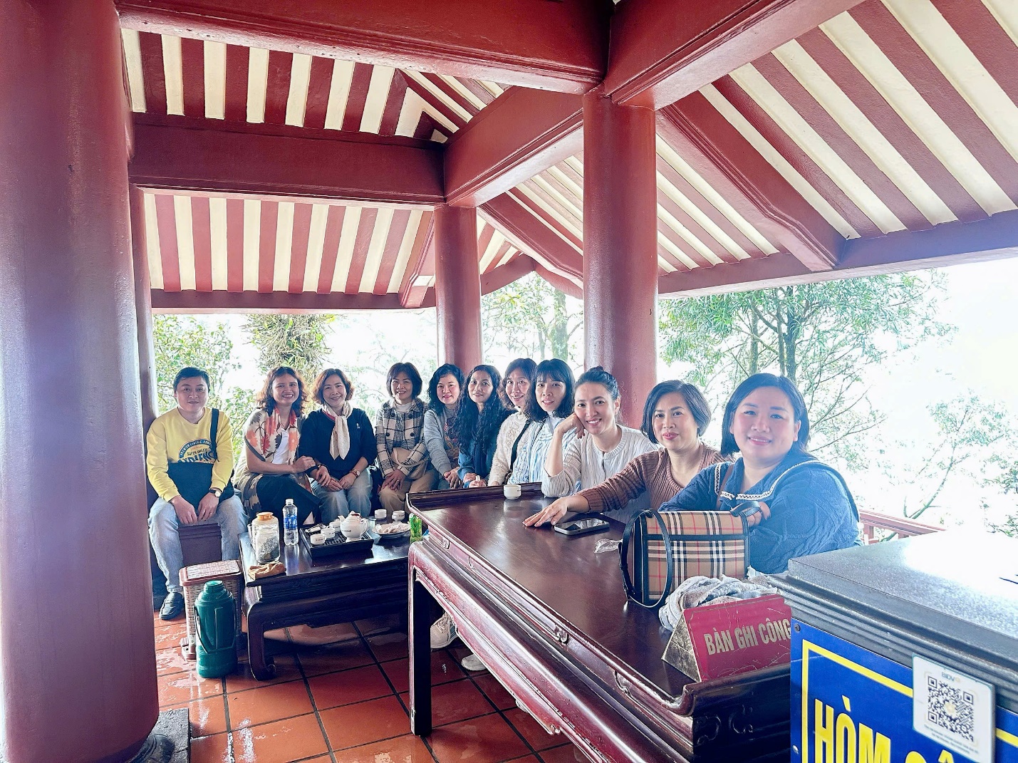 A group of people sitting at a table

AI-generated content may be incorrect.