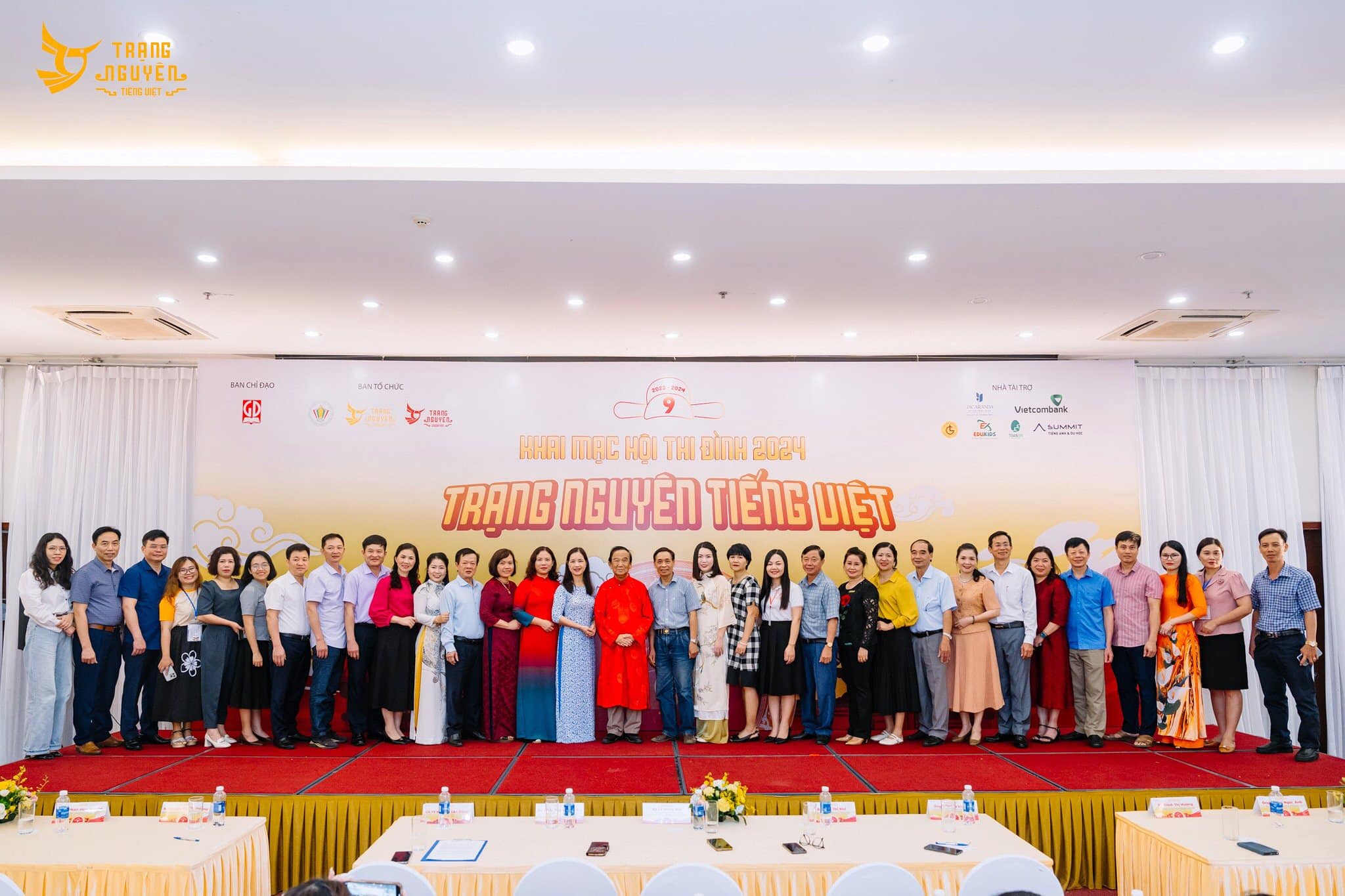 Hình ảnh một nhóm người đứng trên sân khấu. Nội dung do AI tạo ra có thể không chính xác.