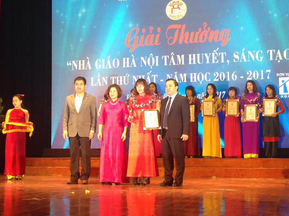 Hình ảnh một nhóm người trên sân khấu. Nội dung do AI tạo ra có thể không chính xác.