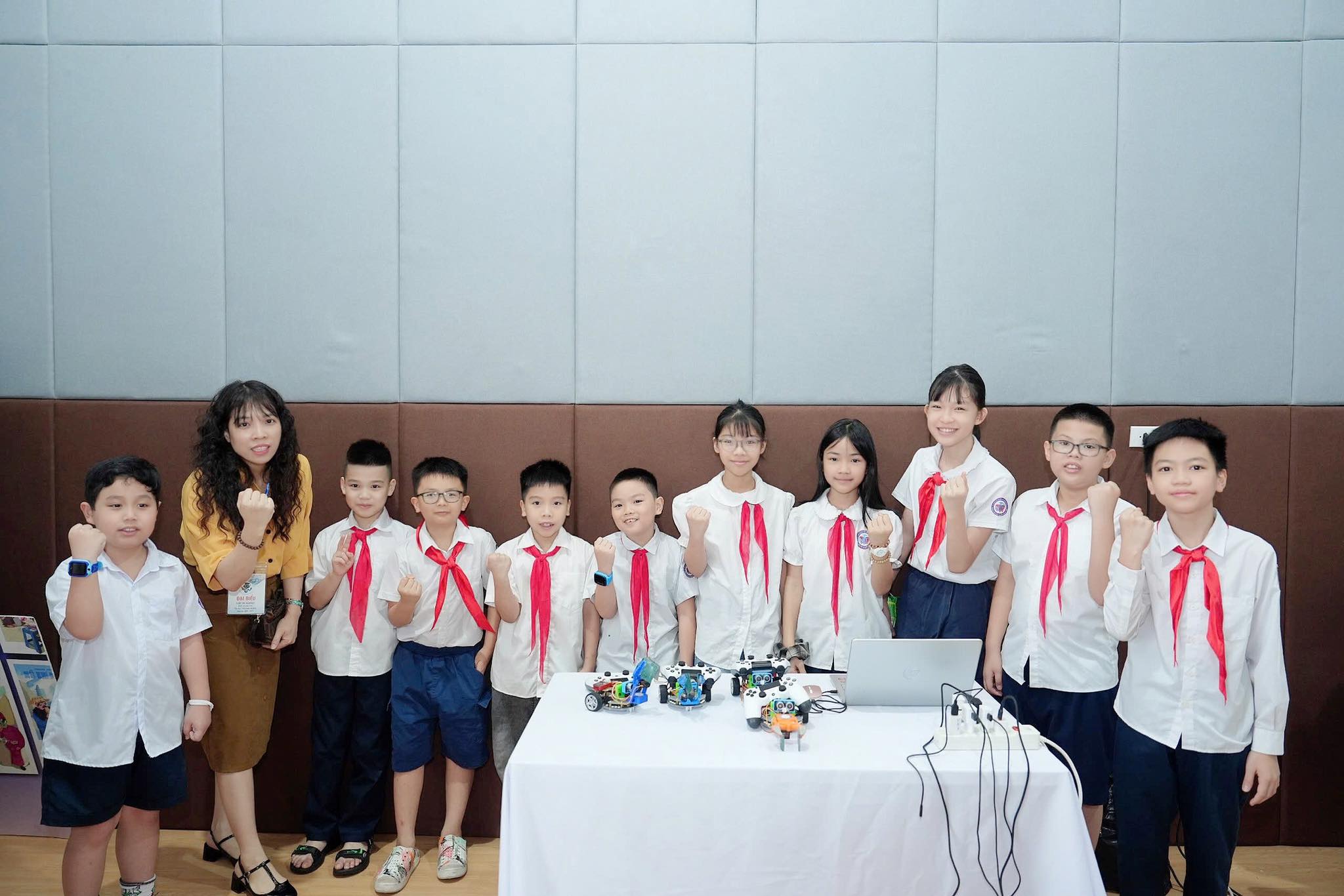 Một nhóm trẻ em đứng trước một cái bàn. Nội dung do AI tạo ra có thể không chính xác.