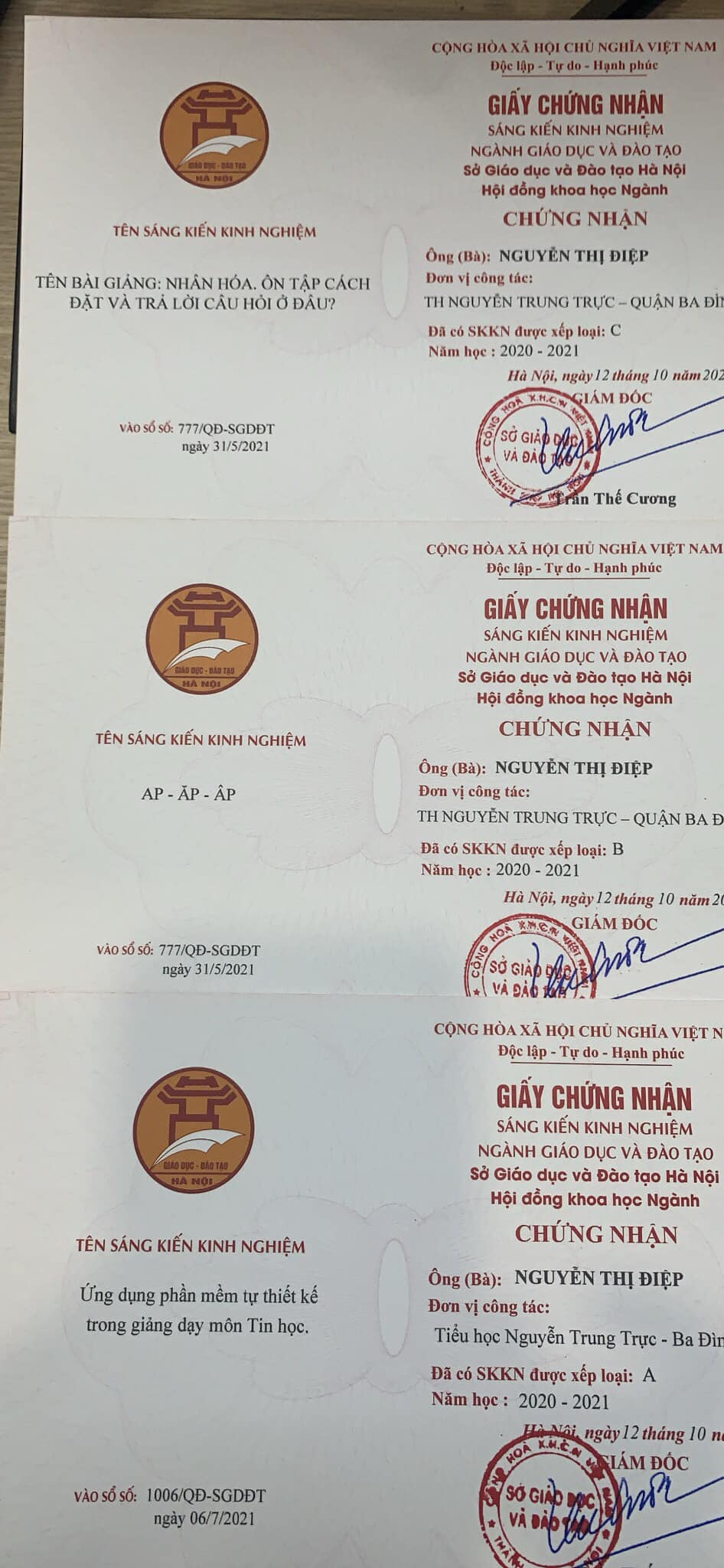 Một chồng giấy có tem. Nội dung do AI tạo ra có thể không chính xác.