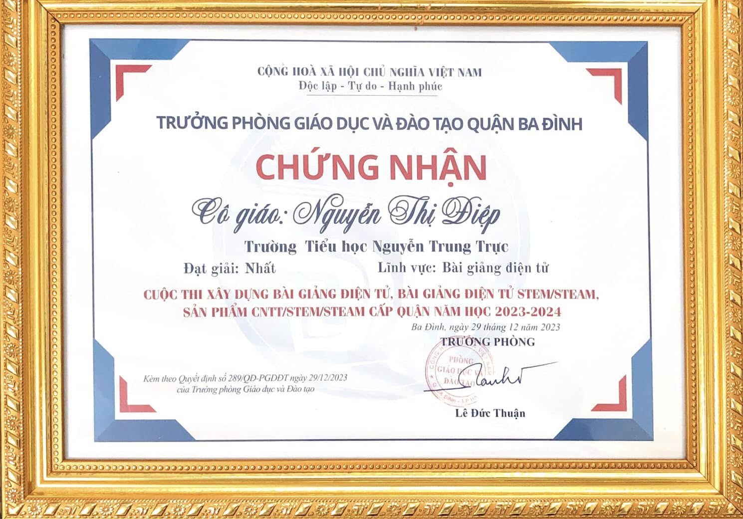 Giấy chứng nhận được đóng khung vàng, nội dung do AI tạo ra có thể không chính xác.