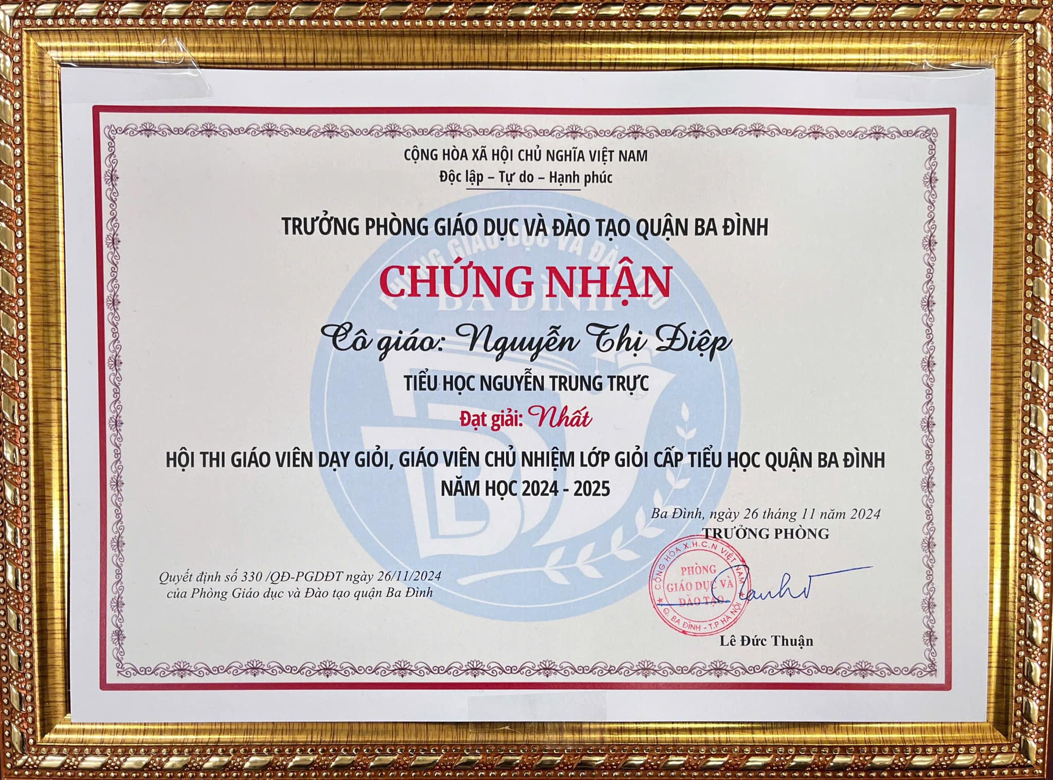 Giấy chứng nhận được đóng khung vàng, nội dung do AI tạo ra có thể không chính xác.