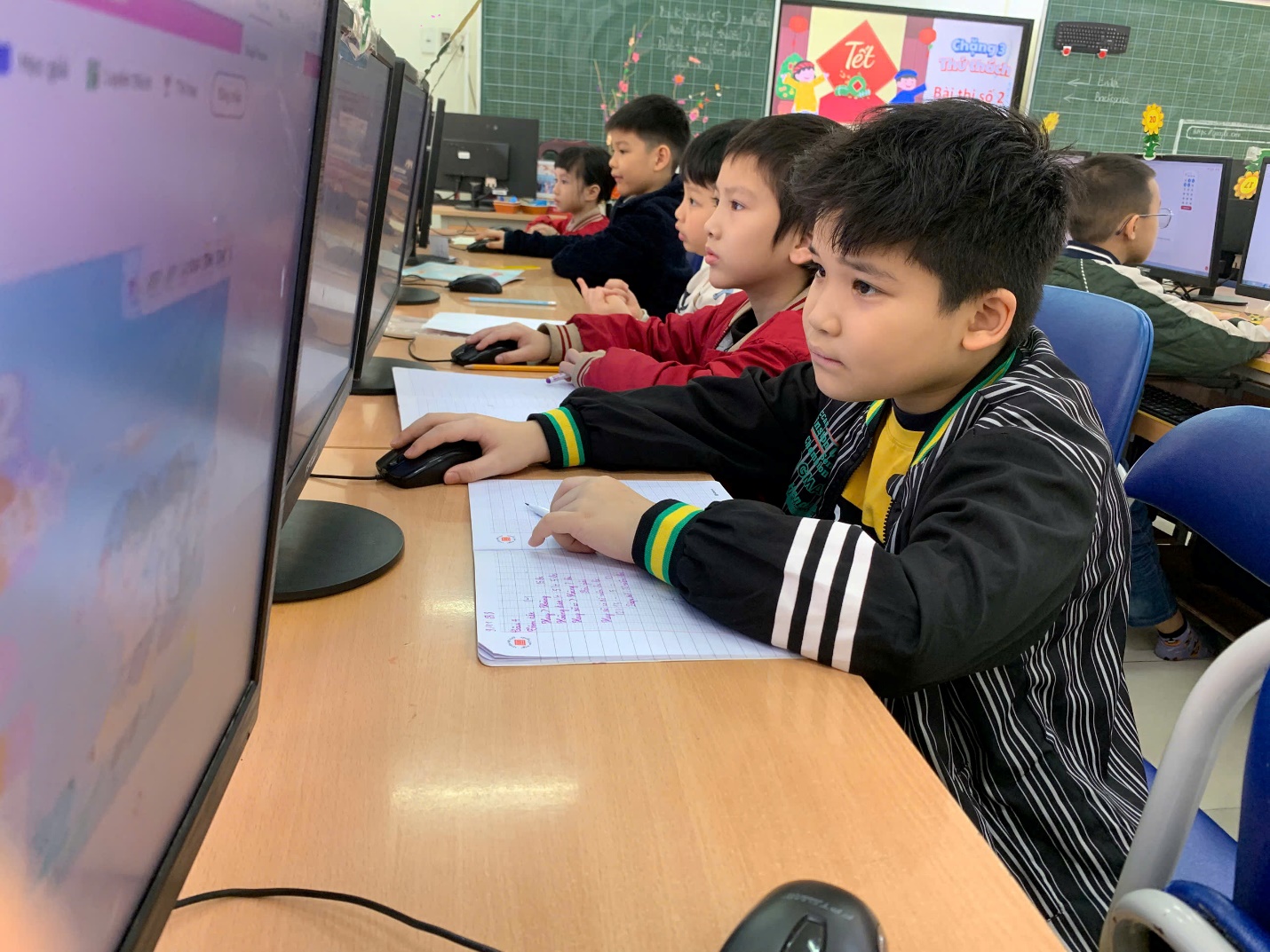 A group of children sitting at a desk using computers

AI-generated content may be incorrect.