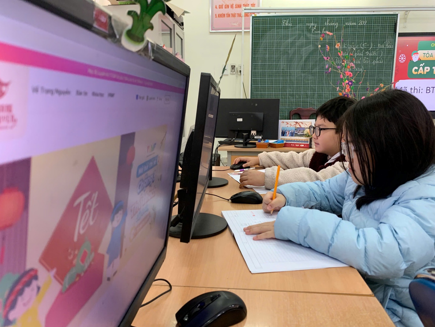 A group of children sitting at a desk in a classroom

AI-generated content may be incorrect.