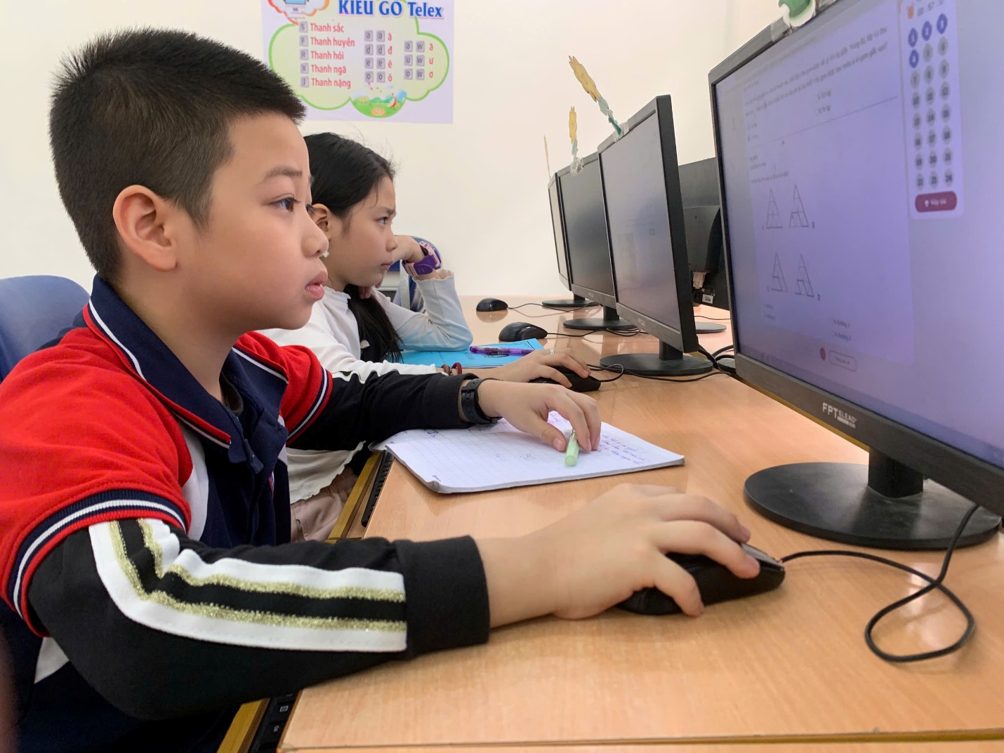 A group of kids using a computer

AI-generated content may be incorrect.