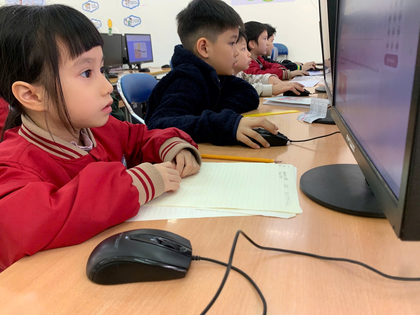 A group of children using a computer

AI-generated content may be incorrect.