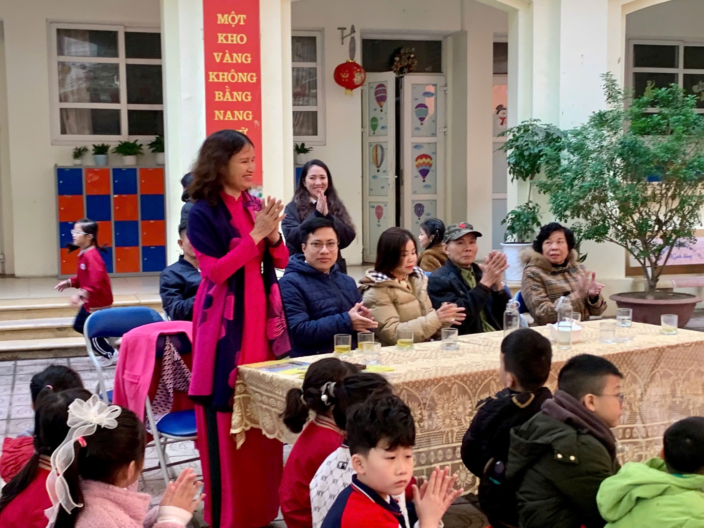 A group of people sitting at a table

AI-generated content may be incorrect.