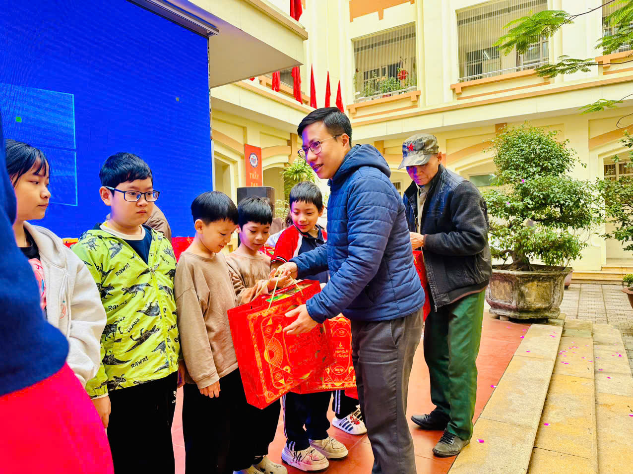 A group of people standing outside with a red bag

AI-generated content may be incorrect.