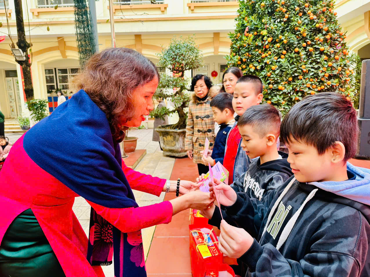 A person holding a piece of paper to a group of children

AI-generated content may be incorrect.