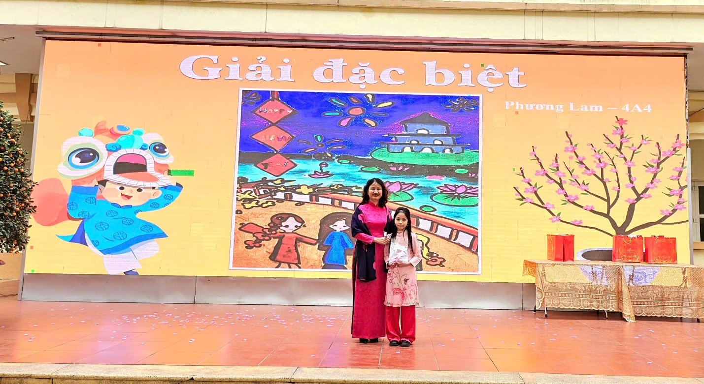 A person and a child posing for a picture

AI-generated content may be incorrect.