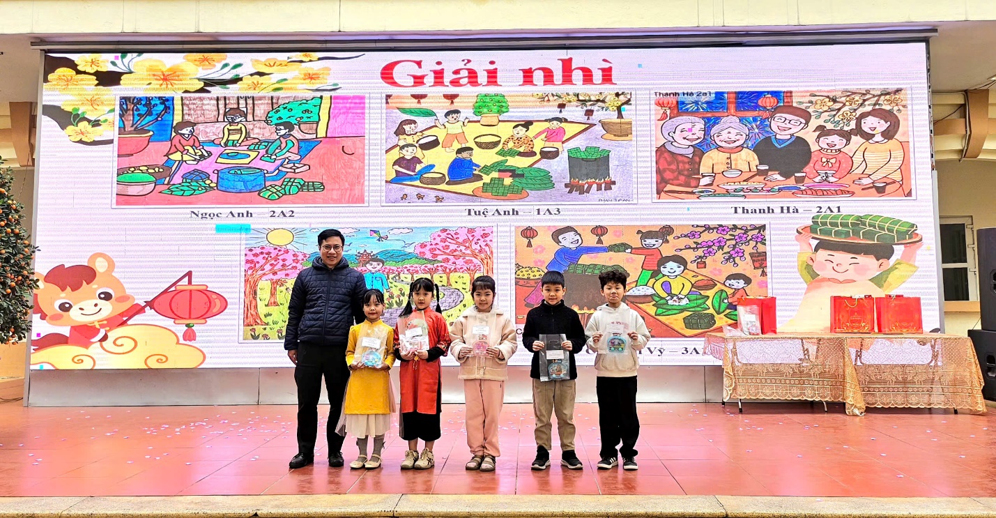 A group of children standing in front of a poster

AI-generated content may be incorrect.