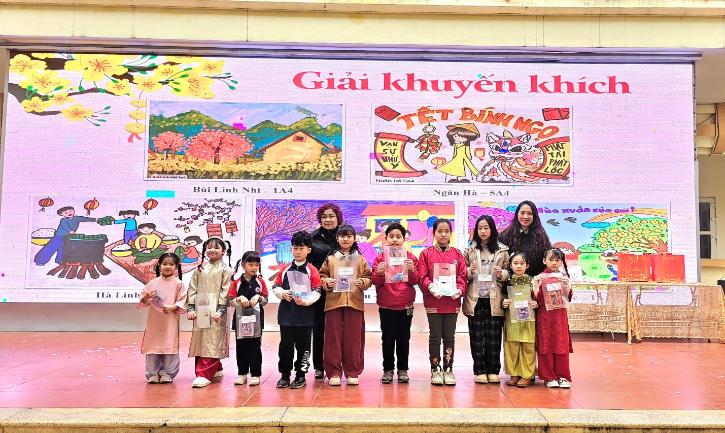 A group of people standing on a stage

AI-generated content may be incorrect.