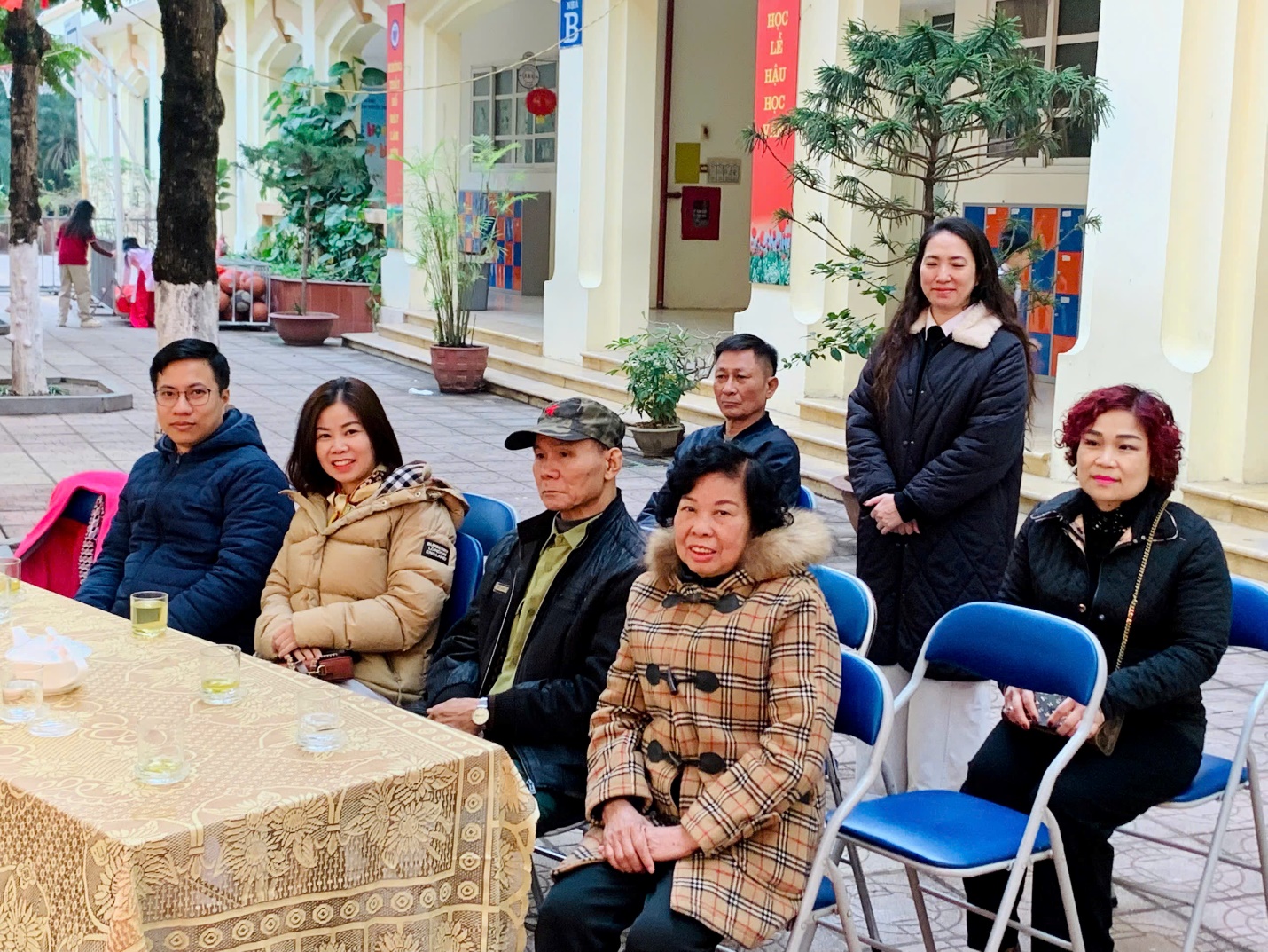 A group of people sitting at a table

AI-generated content may be incorrect.