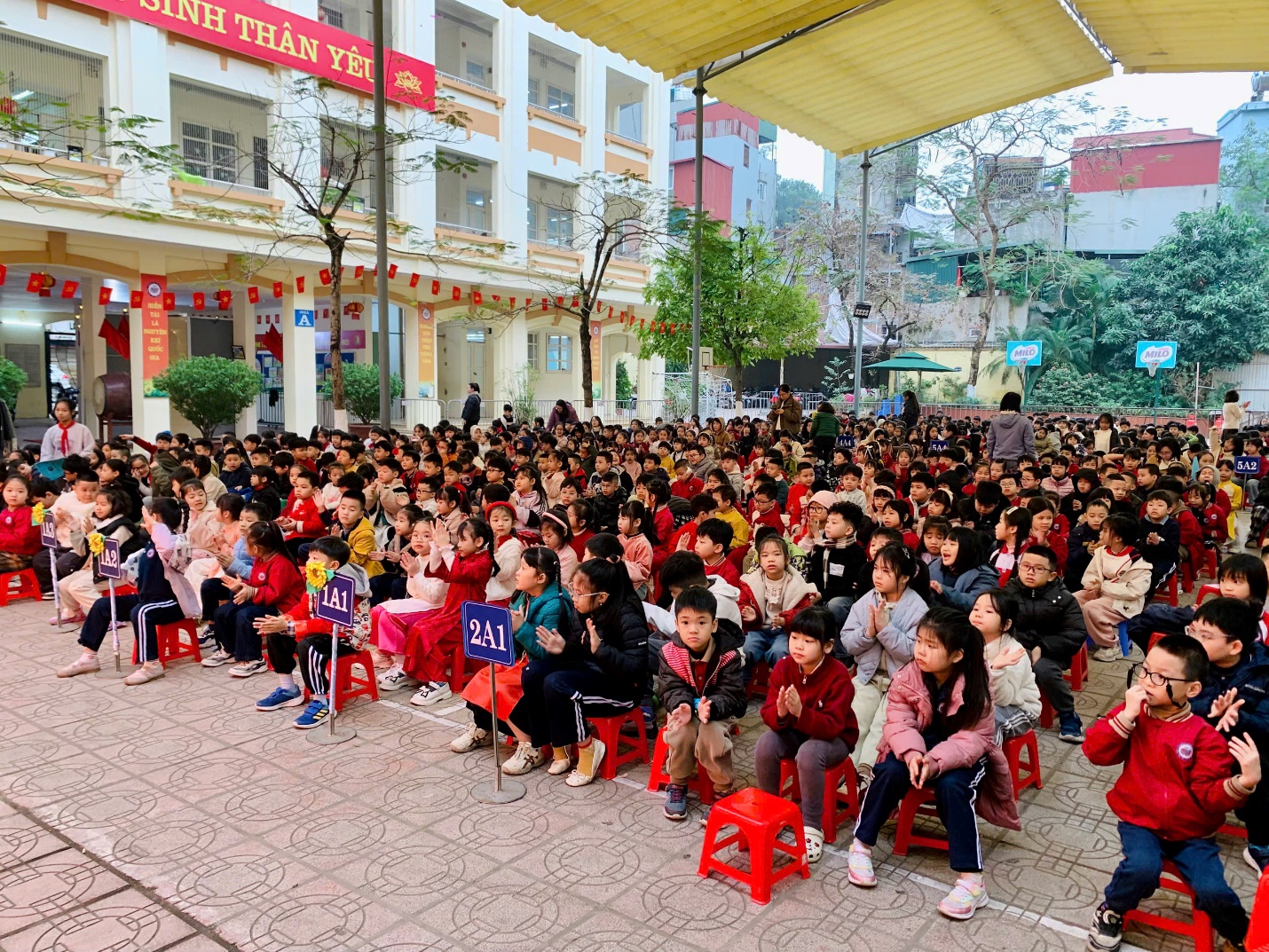 A group of people sitting on red chairs

AI-generated content may be incorrect.