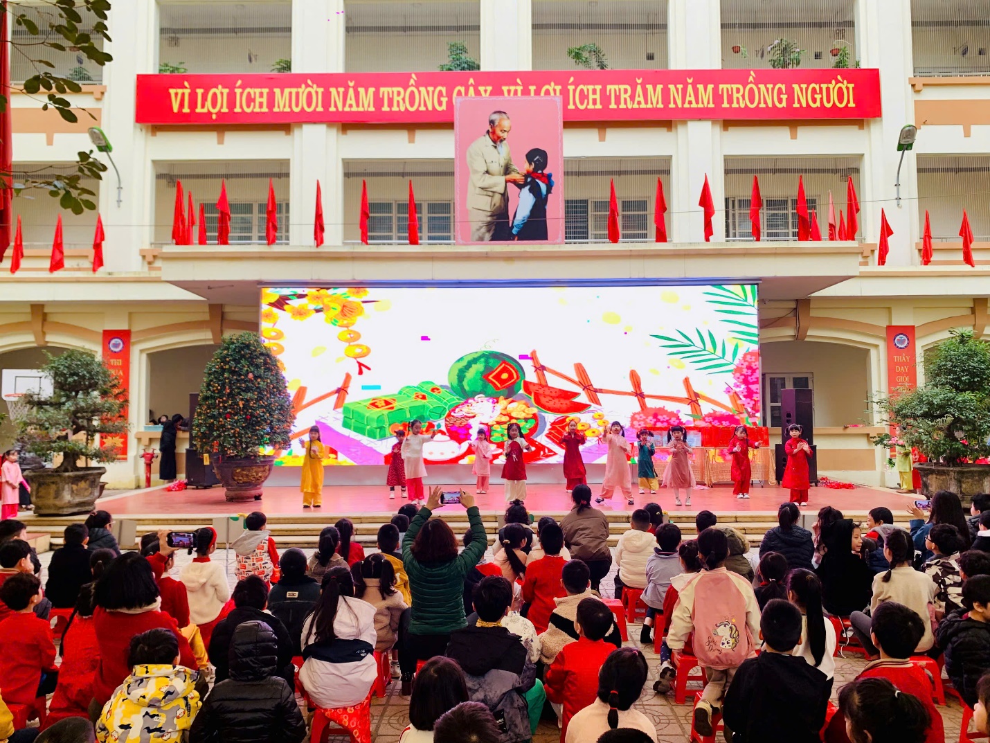 A group of people in front of a large screen

AI-generated content may be incorrect.