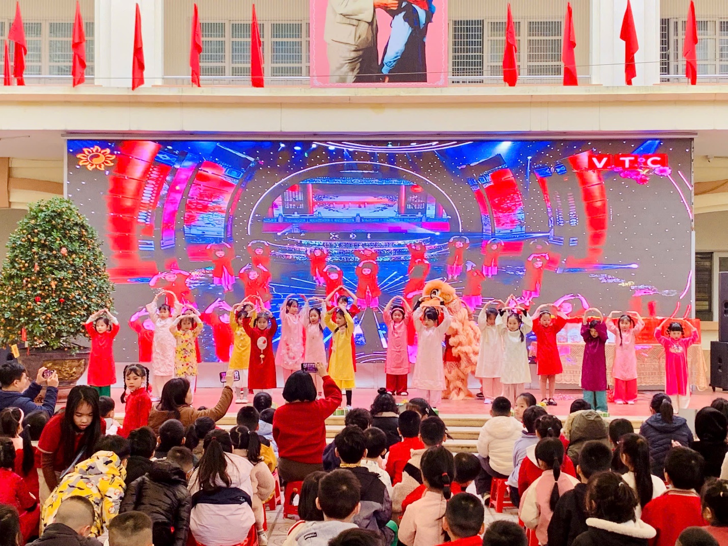 A group of children performing on stage

AI-generated content may be incorrect.