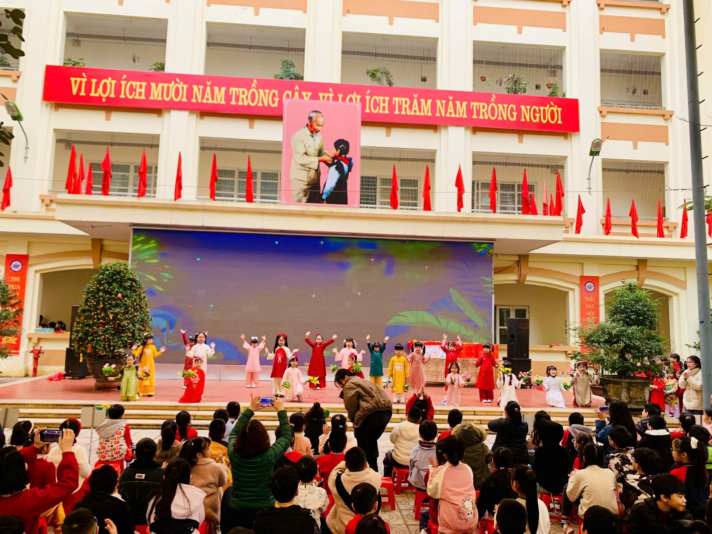 A group of people on a stage

AI-generated content may be incorrect.