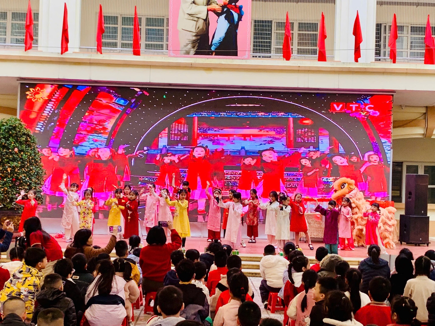 A group of people on a stage

AI-generated content may be incorrect.