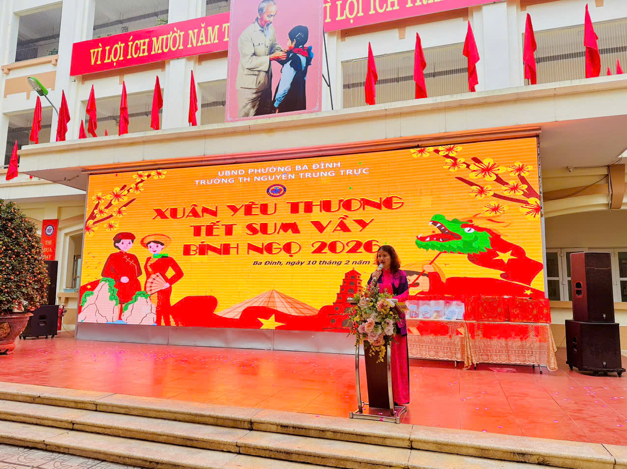 A person standing on stage in front of a large sign

AI-generated content may be incorrect.