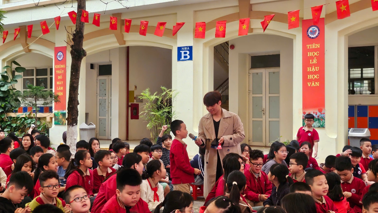 A group of children sitting in a courtyard

AI-generated content may be incorrect.