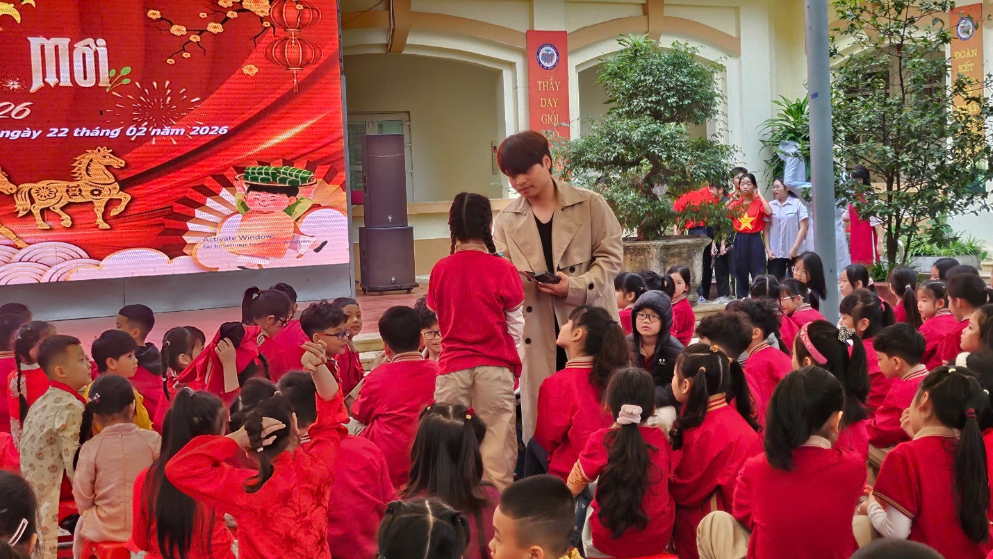 A group of people in red shirts

AI-generated content may be incorrect.